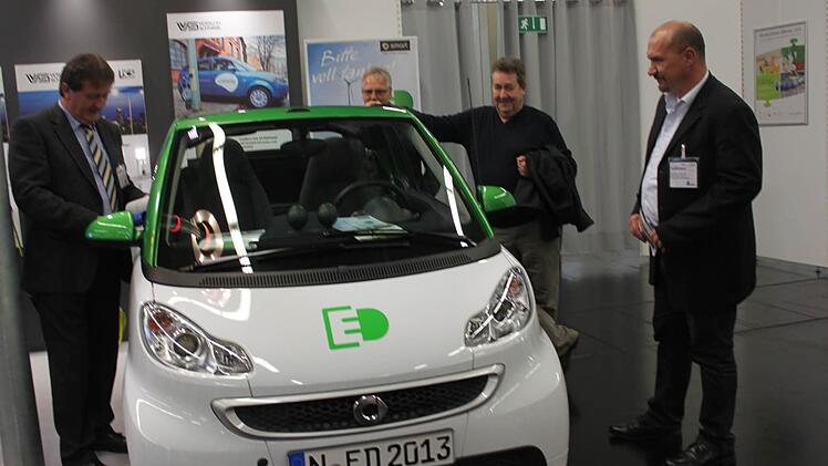 Hans-Peter Laschka (links) und Knut Morgenroth (rechts) an einem Elektromobil.