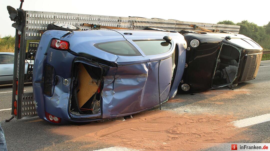 Drei Fahrspuren nach folgenschwerem Auffahrer blockiert - Geladene Autos liegen auf der Autobahn