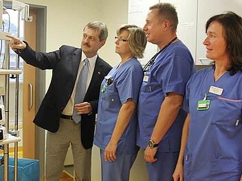 Der neue Leiter des Departments Gastroenterologie der Helios-Frankenwaldklinik, Professor Klaus Mönkemüller (links), setzt auf Teamarbeit. Mit im Bild zwei seiner Mitarbeiterinnen, Marion Simon und Gabriele Löffler, sowie der Chefarzt der Inneren Medizin, Roy Hoffmann. Foto: vs