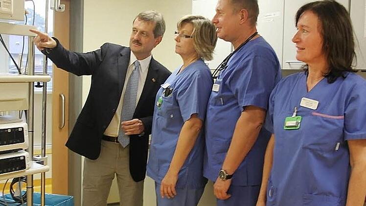 Der neue Leiter des Departments Gastroenterologie der Helios-Frankenwaldklinik, Professor Klaus Mönkemüller (links), setzt auf Teamarbeit. Mit im Bild zwei seiner Mitarbeiterinnen, Marion Simon und Gabriele Löffler, sowie der Chefarzt der Inneren Medizin, Roy Hoffmann. Foto: vs