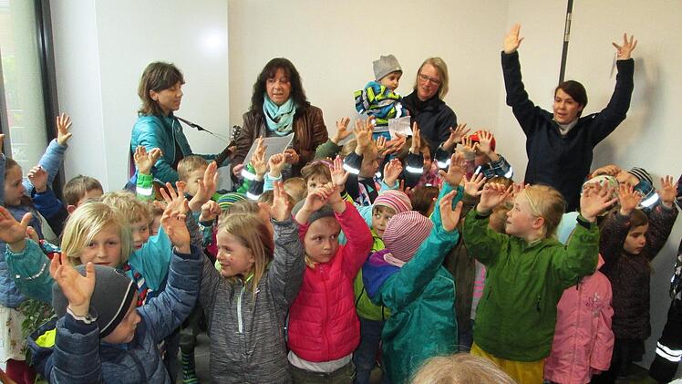 Wegen anhaltenden Regens mussten die Kindergartenkinder ihr Lied und Gedicht zum "Tag des Baumes " im Rathaus-Foyer vortragen. Winfried Ehling