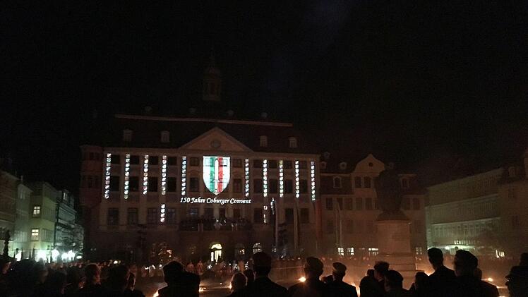 Coburger im Zeichen des 150. CC-Pfingstkongresses: Fackelzug und nächtliche Feierstunde auf dem Marktplatz.Foto: Jochen Berger