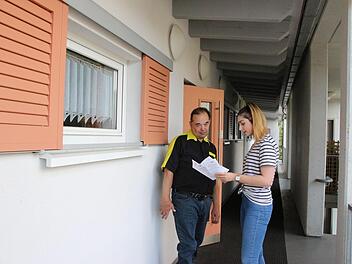 Wer Hilfe braucht, kann sich melden. Panagiota Mavropulou erklärt einem Bewohner der Pettenkofer Straße 4 in Ketschendorf das Prinzip. Raimund Hofmann hat das Angebot schon einmal angenommen.Christiane Lehmann