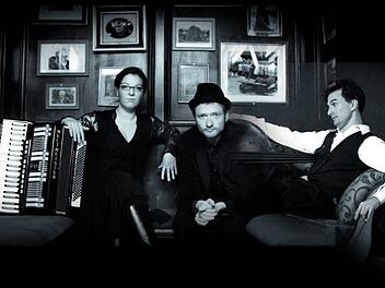 Szilvia Csaranko, Johannes Paul Gräßer und  Michael Tuttle gastieren im Contakt. Foto: PR