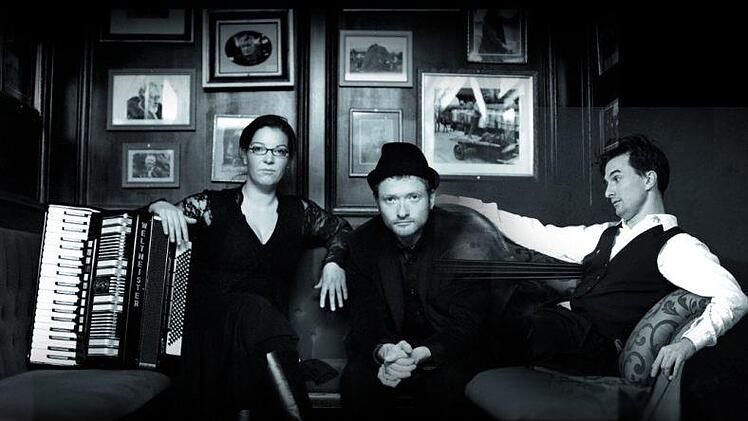 Szilvia Csaranko, Johannes Paul Gräßer und  Michael Tuttle gastieren im Contakt. Foto: PR