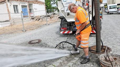 Willi Meiler demonstriert die Kraft der Spüldüse. Dank des Spülwagens kann ein Großteil des Kanalnetzes von oben gereinigt werden. Dadurch bleibt den Kanalarbeitern so mancher Abstieg erspart.