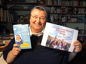 Die CD ist in Anlehnung an Schwester Teresas Buch "Lebe, lache, liebe  und sag den Sorgen Gute Nacht" betitelt.     Foto: Richard Sänger