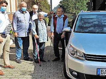 GP - Gemeinde Pommersfelden trägt das Bürgermobil im Kennzeichen. Die Eheleute Karl und Marga Rippel (rechts) waren die ersten Fahrgäste, die das Bürgermobil testen wollten. Mit im Bild, von links: Bürgermeister Gerd Dallner, Gunter Kirsch und Frieder Koch.  Foto: Evi Seeger