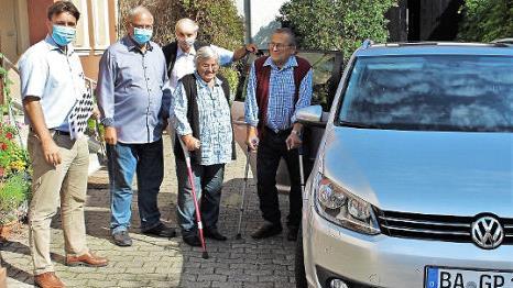 GP - Gemeinde Pommersfelden trägt das Bürgermobil im Kennzeichen. Die Eheleute Karl und Marga Rippel (rechts) waren die ersten Fahrgäste, die das Bürgermobil testen wollten. Mit im Bild, von links: Bürgermeister Gerd Dallner, Gunter Kirsch und Frieder Koch.  Foto: Evi Seeger