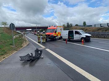 Kreis Coburg: Unfall auf der A73 - Lieferfahrer wird Opfer von Aquaplaning