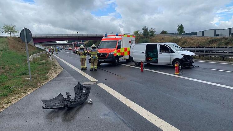 Kreis Coburg: Unfall auf der A73 - Lieferfahrer wird Opfer von Aquaplaning