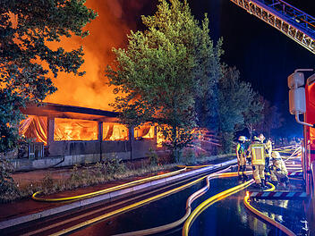 Gro&szlig;brand von Lagerhalle in Lichtenfels l&ouml;st Feuerwehreinsatz aus