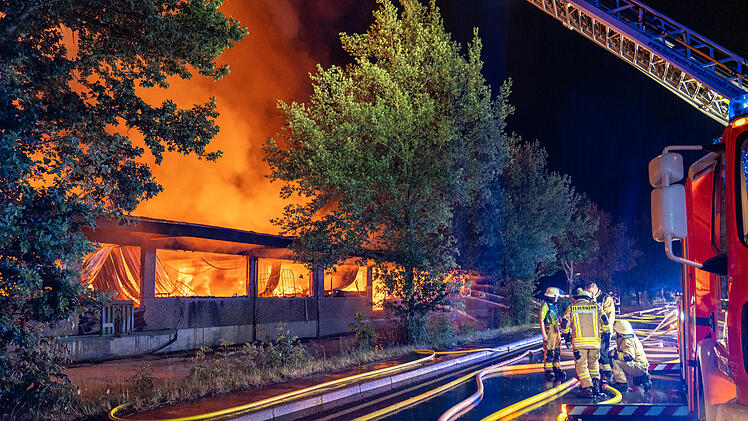 B173 bei Lichtenfels: Gro&szlig;brand von Sarghalle