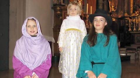 Korinna Fischer (re) spielt den Josef, Hannah Reißenweber die Maria, die kleine Jule ein Engelchen.