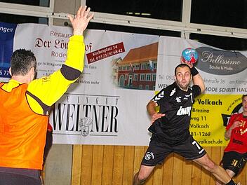 Wie im Hinspiel? - Gabor Csorba (Rödelsee, Mitte) verlädt hier Lohrs Torhüter Stefan Schüßler. Auch am Samstag will der TSV gewinnen. Foto: Krumpholz