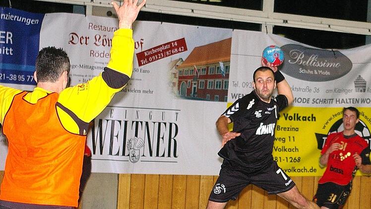 Wie im Hinspiel? - Gabor Csorba (Rödelsee, Mitte) verlädt hier Lohrs Torhüter Stefan Schüßler. Auch am Samstag will der TSV gewinnen. Foto: Krumpholz