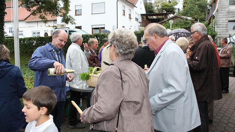 Martin Fischer (links) ließ es sich nicht nehmen, Goldsekt auszuschenken. Die Nachfrage war entsprechend. Foto: may