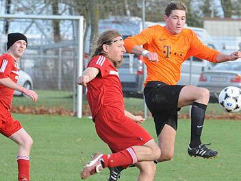 Christopher Saal (rechts) von der SG Seubrigshausen/Großwenkheim zieht mit Volldampf am Eltingshäuser Andreas Metzler vorbei. Foto: Hopf