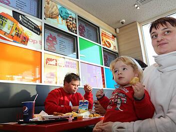 Birgit Langgut beim Mittagessen mit Töchterchen Leoni: "Das Essen schmeckt uns beiden super", sagt die junge Mutter. Fotos: Barbara Herbst