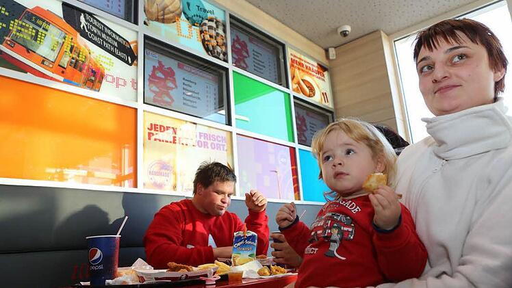 Birgit Langgut beim Mittagessen mit Töchterchen Leoni: "Das Essen schmeckt uns beiden super", sagt die junge Mutter. Fotos: Barbara Herbst