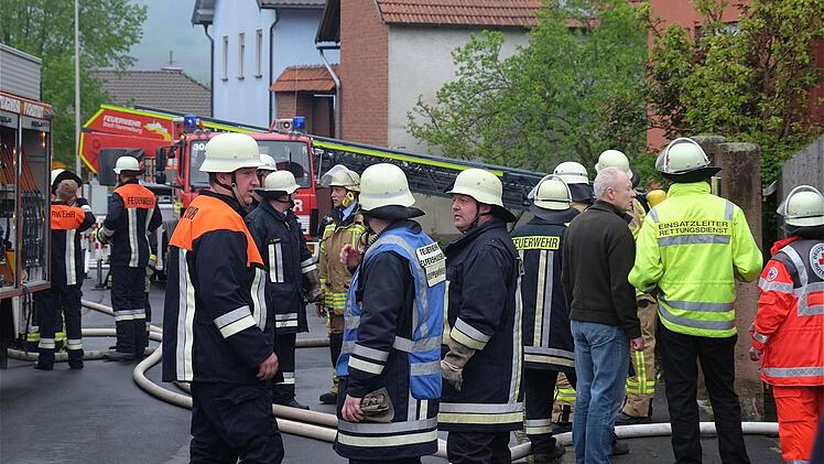 Ein Großangebot an Feuerwehren hat das Übergreifen der Flammen aufs Wohnhaus verhindert. Foto: Gerd Schaar