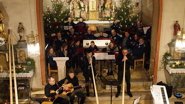 Eine breite Vielfalt an adventlichen Melodien bildete das Programm bei der 36. "Schleichacher Weihnacht". Im Bild die "White Roses" mit Alphörnern und die "Augsfelder Musikanten". Foto: sw