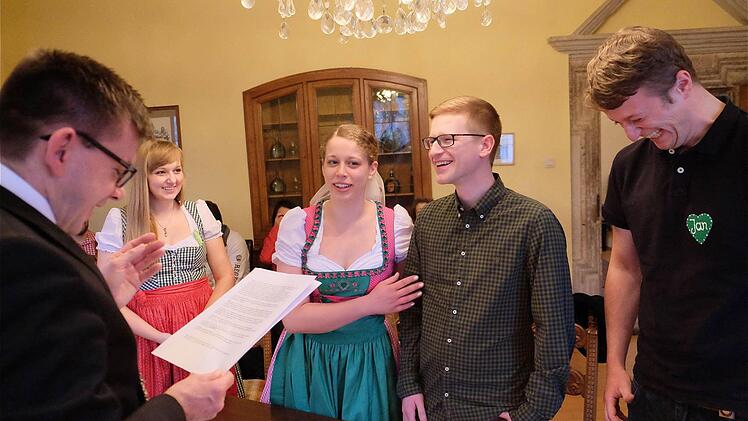 Eine Hochzeit, die ist lustig: Bürgermeister Armin Warmuth vollzog in seiner Eigenschaft als Standesbeamter die Trauung. Foto: Gerd Schaar