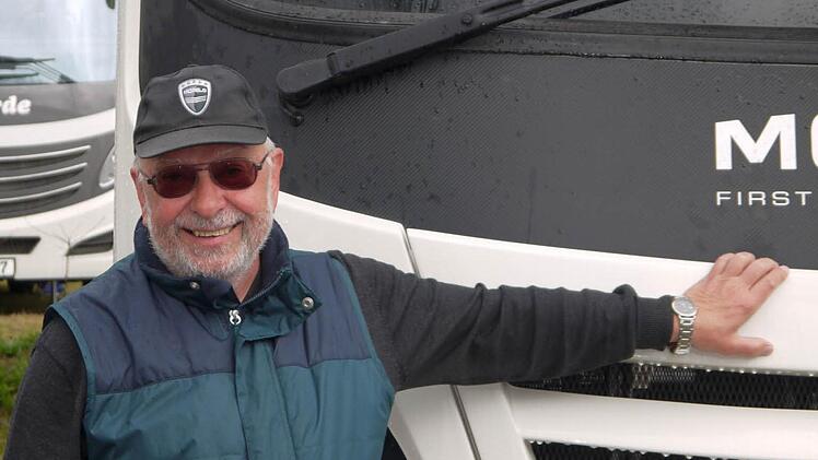 Bernd Flesch neben seinem WohnmobilFoto: Berthold Köhler