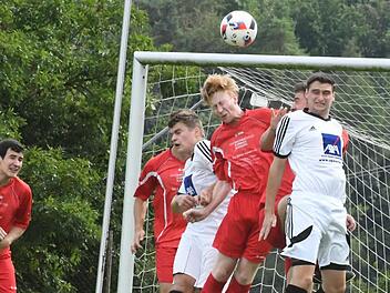 Die Qual im Mienenspiel: Maßbachs Lukas Müller (Bildmitte) im Duell mit Andre Seufert (rechts). Foto: Hopf