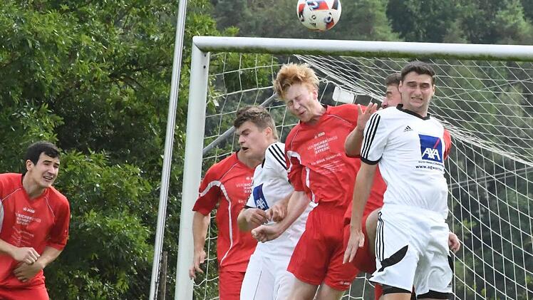 Die Qual im Mienenspiel: Maßbachs Lukas Müller (Bildmitte) im Duell mit Andre Seufert (rechts). Foto: Hopf