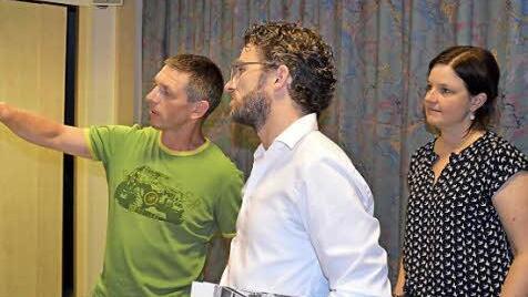 Der Oehrberger Klaus Schlereth (links) gehört zum "Rat der Weisen" und hat Thomas Büttner und Katrin Herber von der Arbeitsgemeinschaft bei den Forschungen unterstützt.  Foto: Kathrin Kupka-Hahn