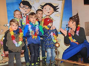 Gabi Eidner (rechts) bezieht die Kinder aktiv in das Singspiel um die Schöpfungsgeschichte mit ein. Foto: Gerda Völk