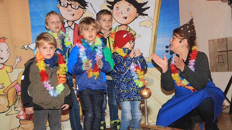 Gabi Eidner (rechts) bezieht die Kinder aktiv in das Singspiel um die Schöpfungsgeschichte mit ein. Foto: Gerda Völk