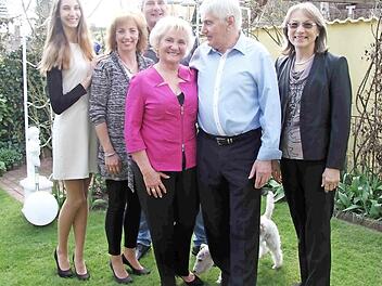 Enkelin Julia, Schwiegertochter Petra, Sohn Ralf sowie Zweite Bürgermeisterin Renate Schroff (hinten v. l.) gratulierten Brigitte und Johann Langhammer. Foto: Richard Sänger