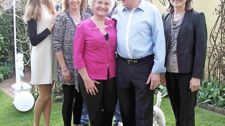 Enkelin Julia, Schwiegertochter Petra, Sohn Ralf sowie Zweite Bürgermeisterin Renate Schroff (hinten v. l.) gratulierten Brigitte und Johann Langhammer. Foto: Richard Sänger