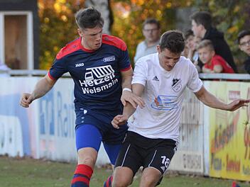 Der Obermainer Lukas Riedel (links) attackiert hier Burgkunstadts Tobias Geldner. Nach 90 Minuten triumphierten die Kunstadter, die somit zehn Siege aus zw&ouml;lf Spielen auf dem Konto haben. Foto: Gunther Czepera