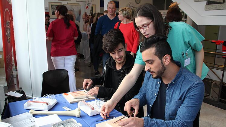 Wie setzt man eine medizinische Naht? Das zeigt Alina Abel Fadil Khalid (links) und Quaidi Saad.Stephan Stöckel
