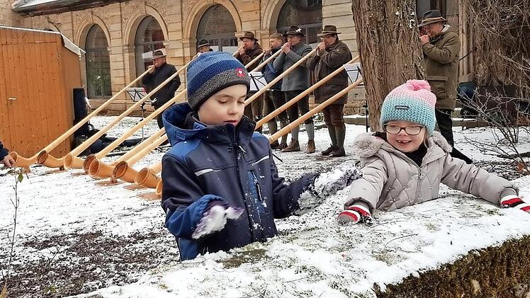 W&auml;hrend im Hintergrund die Musik aus acht Alph&ouml;rnern erklang, hatten die Kinder Spa&szlig; beim Spiel mit Schnee. Fotos: Eckehard Kiesewetter