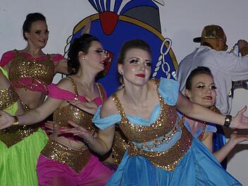 Ein orientalischer Traum war der Showtanz der Schlossgarde.    Foto: Winfried Ehling
