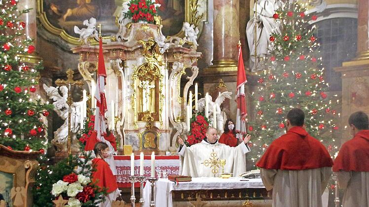 Pater Stanislaus Wentowski zelebrierte die erste Christmette am Heiligabend in der Basilika in Vierzehnheiligen.  Fotos: Thomas Hümmer