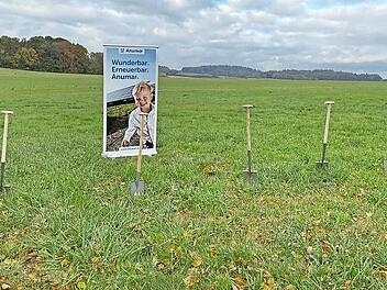 Spatenstich bei Walkersbrunn: Die Firma Anumar baut hier zwei Solaranlagen mit einer Gesamtleistung von 20 MW.