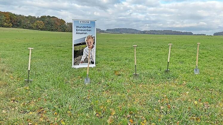 Spatenstich bei Walkersbrunn: Die Firma Anumar baut hier zwei Solaranlagen mit einer Gesamtleistung von 20 MW.