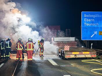 Lastwagen f&auml;ngt Feuer: Fahrer rettet Ladung von brennendem Anh&auml;nger