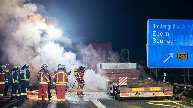 Lastwagen fängt Feuer: Fahrer rettet Ladung von brennendem Anhänger