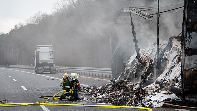 Lkw-Brand auf A3: Sattelauflieger bei He&szlig;dorf geht in Flammen auf &ndash; Vollsperrung