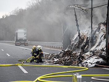 Lkw-Brand auf A3: Sattelauflieger bei He&szlig;dorf geht in Flammen auf &ndash; Vollsperrung