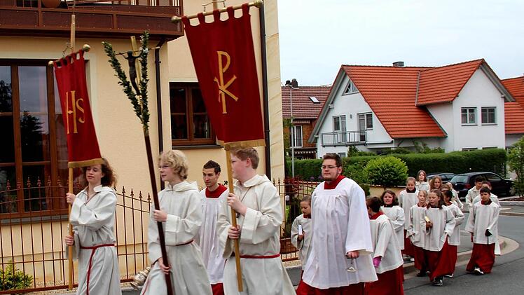 Die Ministranten auf dem Weg von der Kirche zum Festzelt.