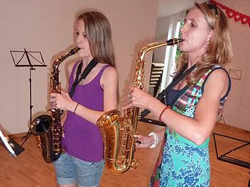 Saxofonistin Stefanie Fischer-Weiß erfreute mit ihrer Ausbildern Susanne Berberich (rechts) mit "Oh Happy Day". Foto: Gerd Fleischmann