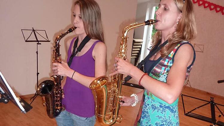 Saxofonistin Stefanie Fischer-Weiß erfreute mit ihrer Ausbildern Susanne Berberich (rechts) mit "Oh Happy Day". Foto: Gerd Fleischmann