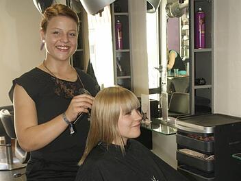 Im Salon von Petras Hußlein in Haßfurt hat Annalena Große gelernt. Sie ist Innungsbeste bei den Friseuren geworden. Fotos: Sabine Weinbeer